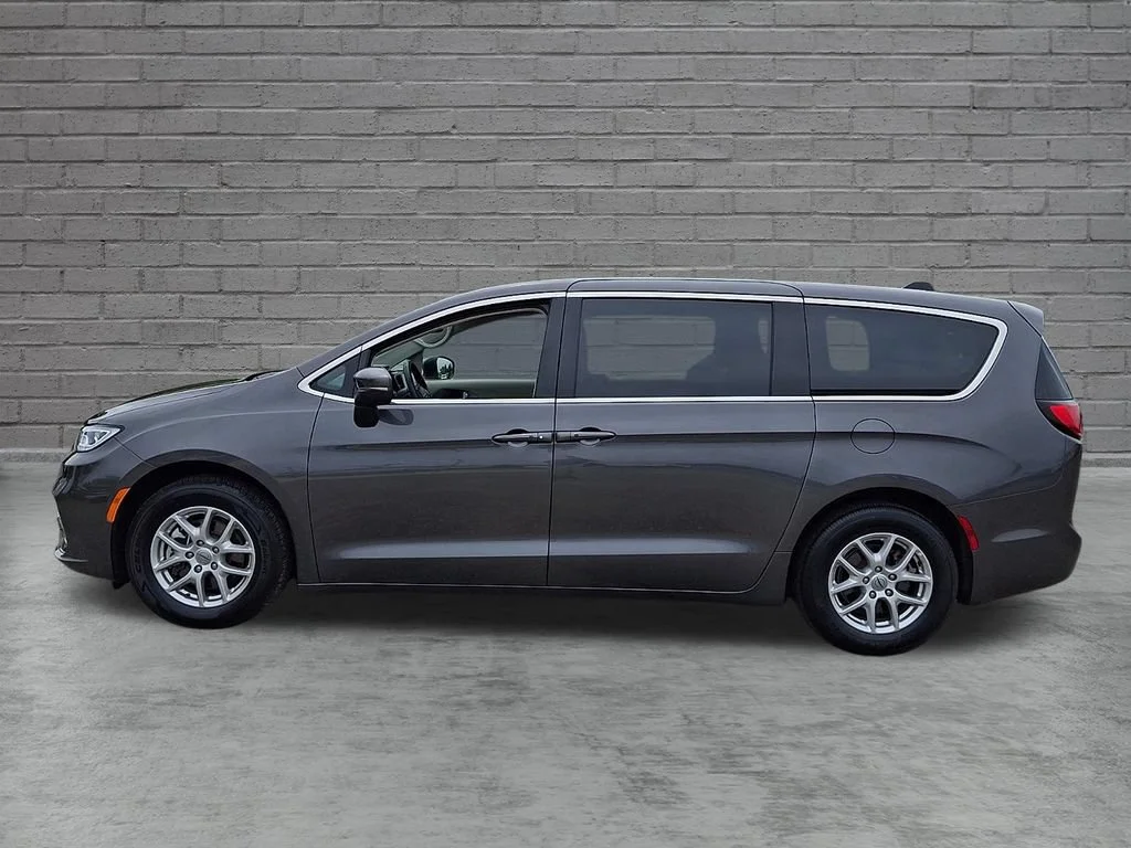 Used 2023 Granite Crystal Metallic Clearcoat Chrysler Touring L image 7