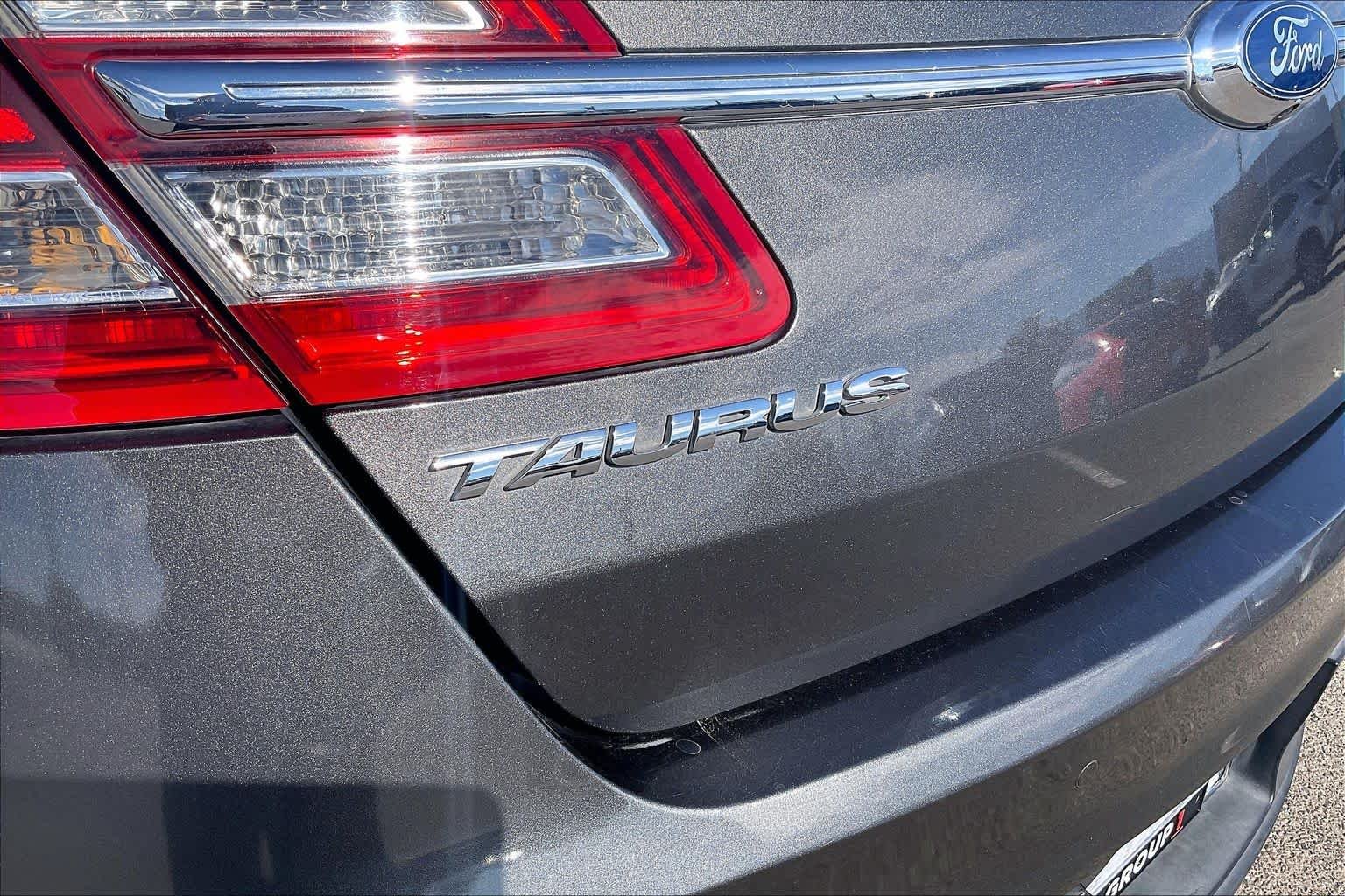 Used 2015 Magnetic Metallic Ford SEL image 31