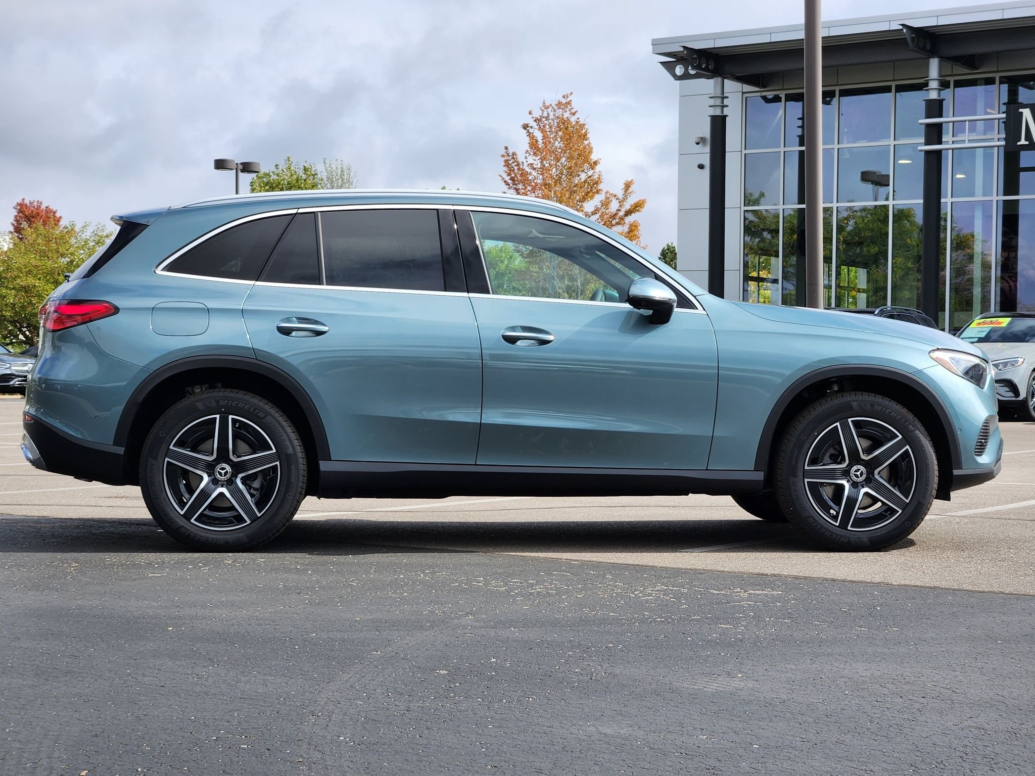 New 2027 Verde Silver Metallic Mercedes-Benz GLC 300 4MATIC® image 2