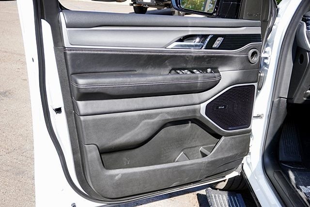 New 2026 Bright White Clear-Coat Exterior Paint Jeep Limited Altitude image 29