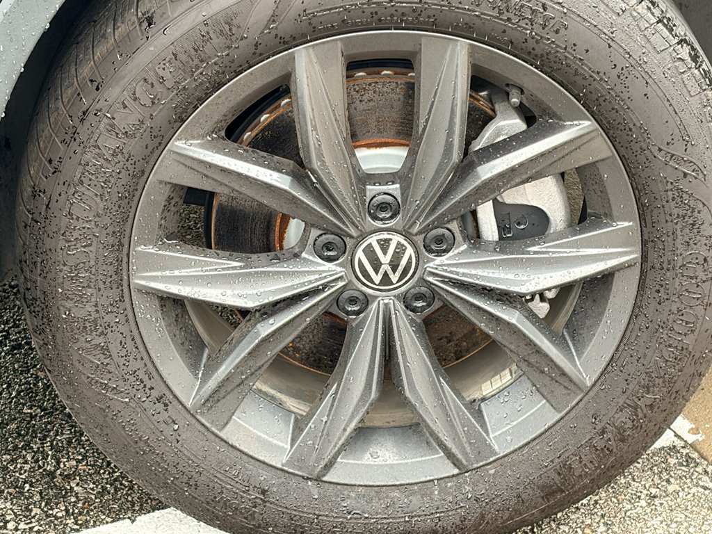 Used 2024 Platinum Gray Metallic Volkswagen SE image 9
