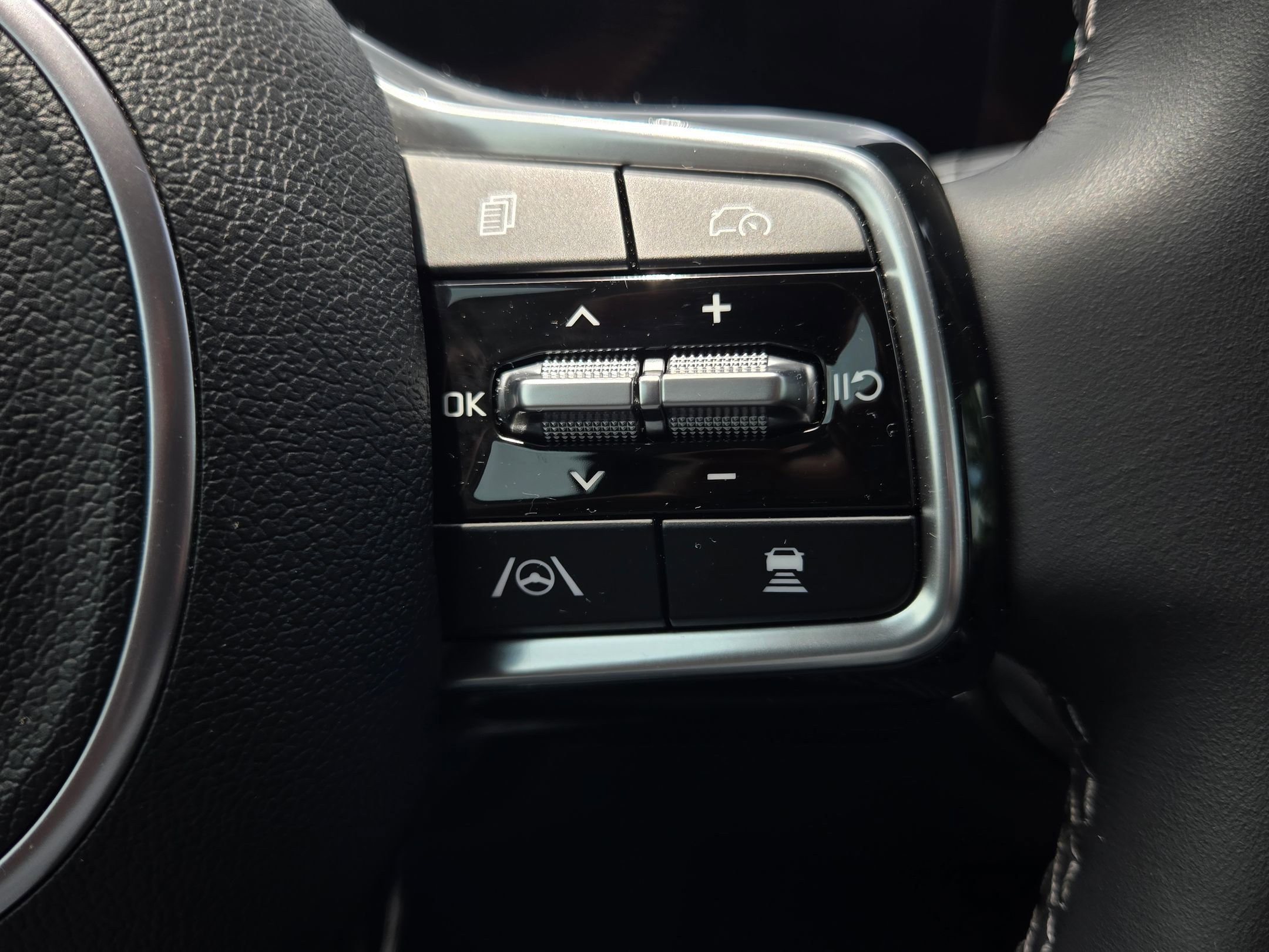 Used 2025 Glacial White Pearl Kia S image 25