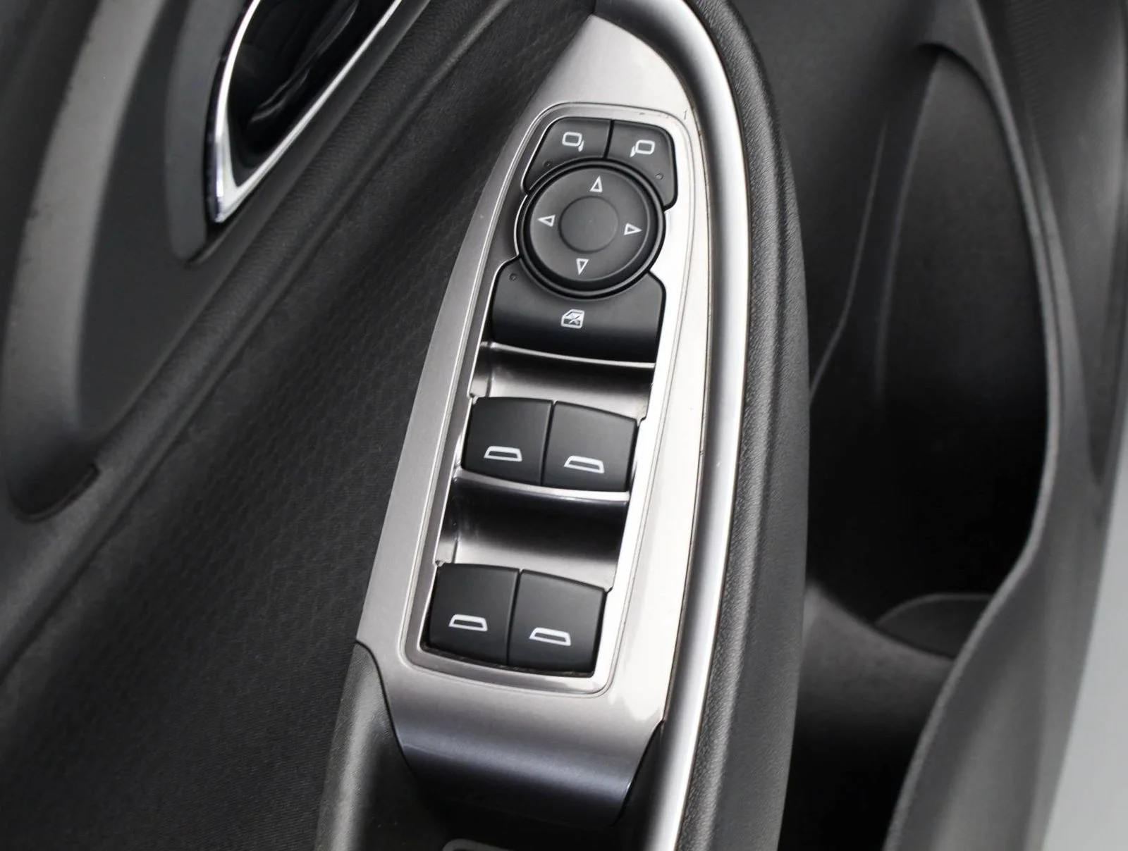 Used 2018 White Chevrolet LS image 13