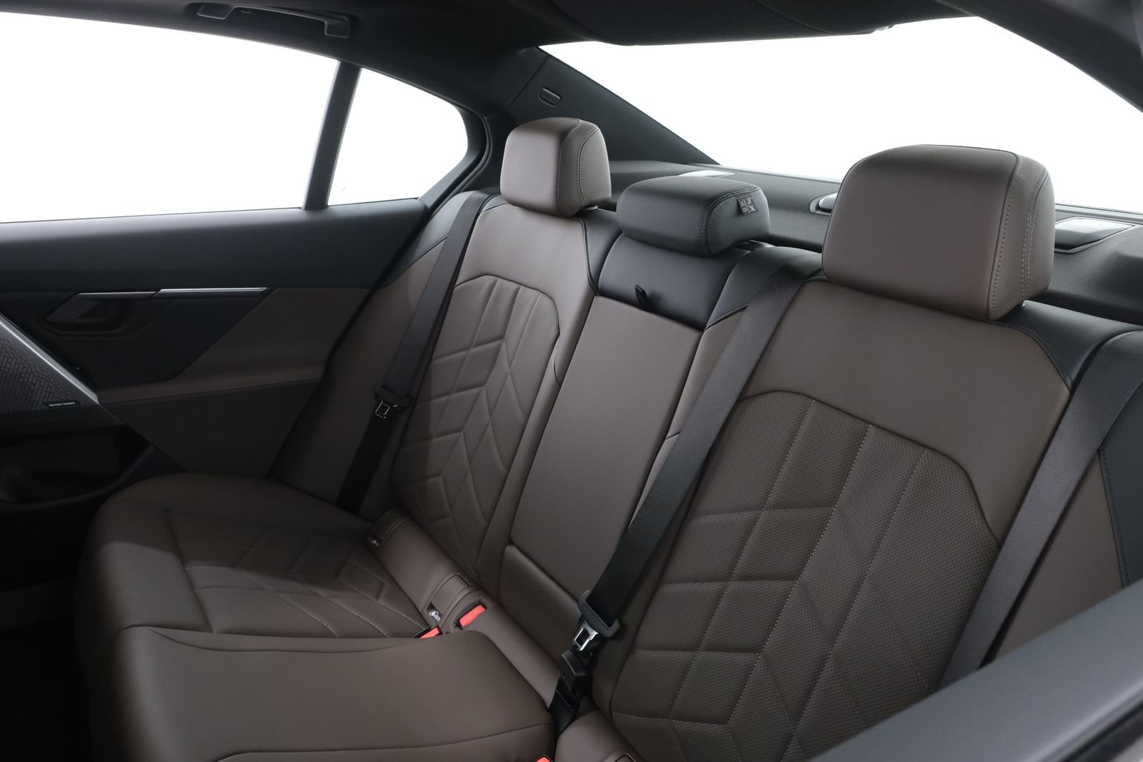 New 2027 Oxide Grey Metallic BMW 530i xDrive image 35