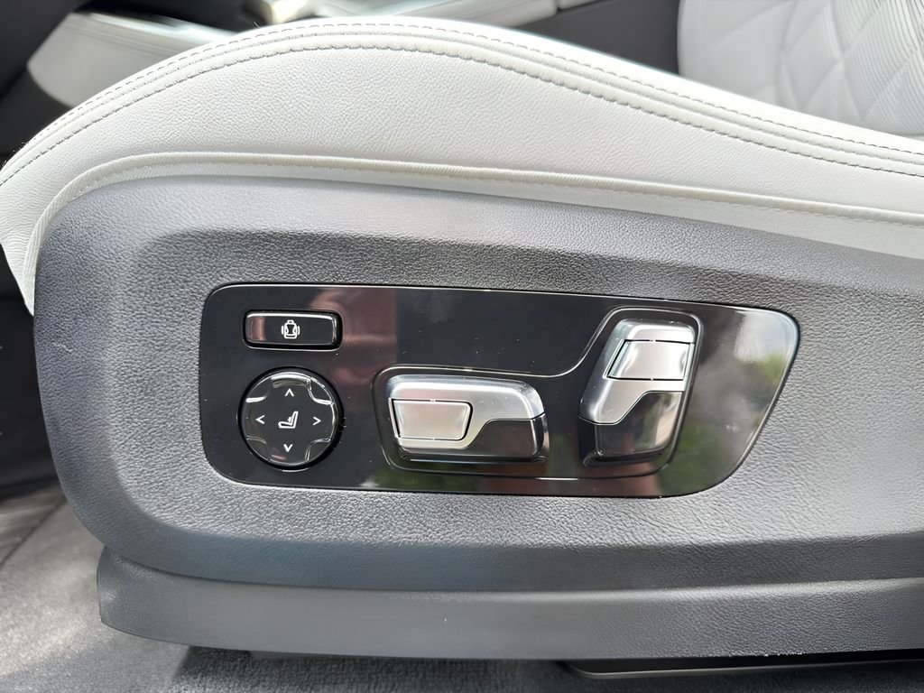 New 2026 Mineral White Metallic BMW sDrive40i image 9