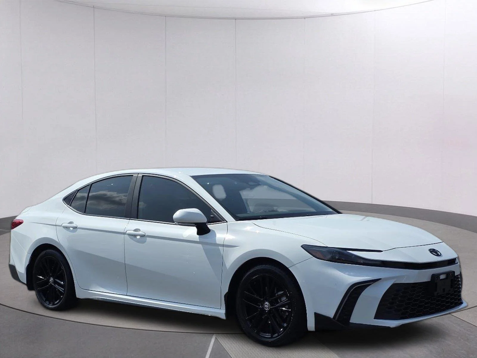 Used 2025 Ice Cap Toyota SE image 3