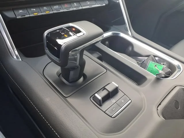 Used 2025 Onyx Black GMC Denali image 28