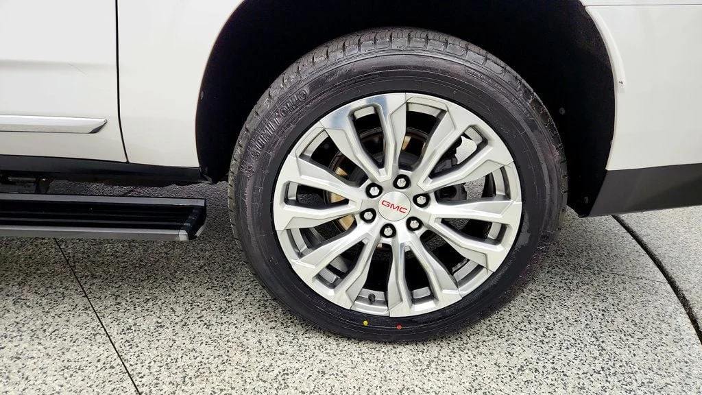 Used 2022 White Frost Tricoat GMC 4WD 4dr Denali image 9