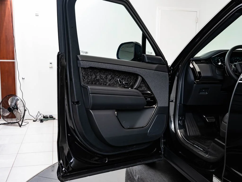 New 2026 Santorini Black Metallic Land Rover Dynamic SE image 29