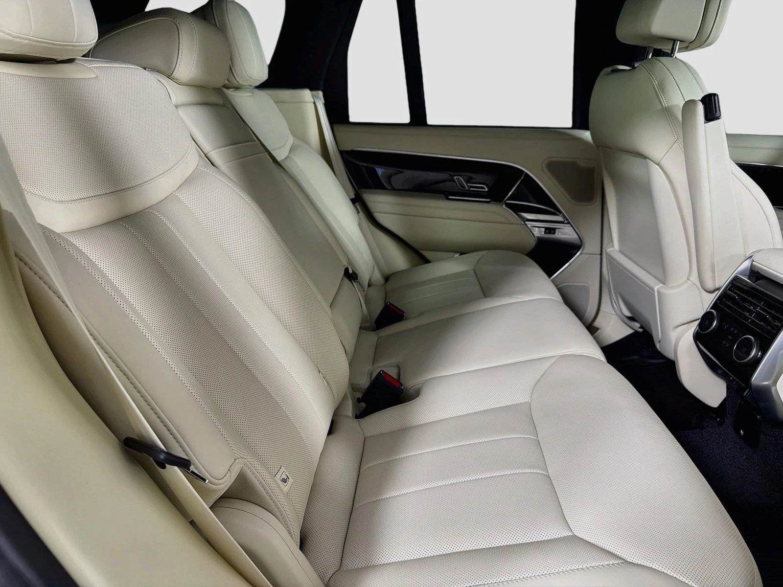 New 2027 Carpathian Grey Land Rover SE image 25