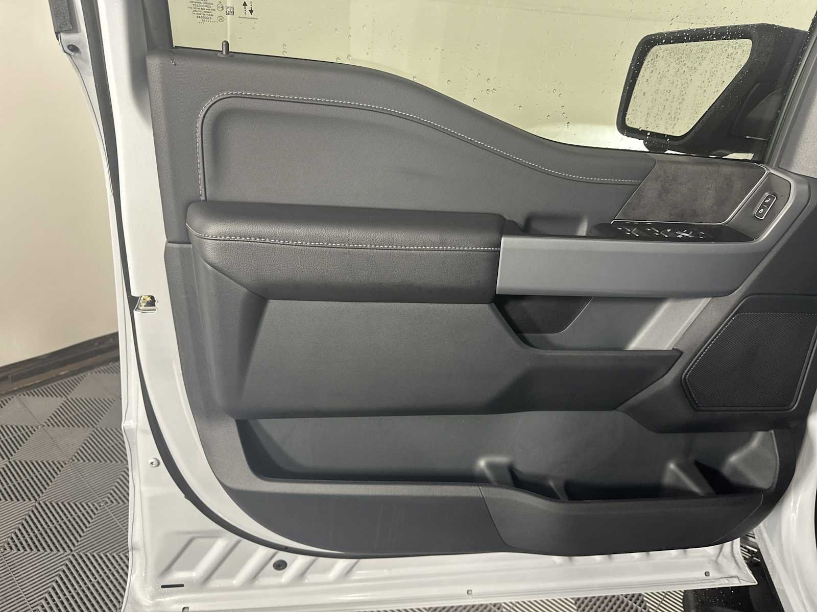 2025 Ford F-150 XLT - Photo 9