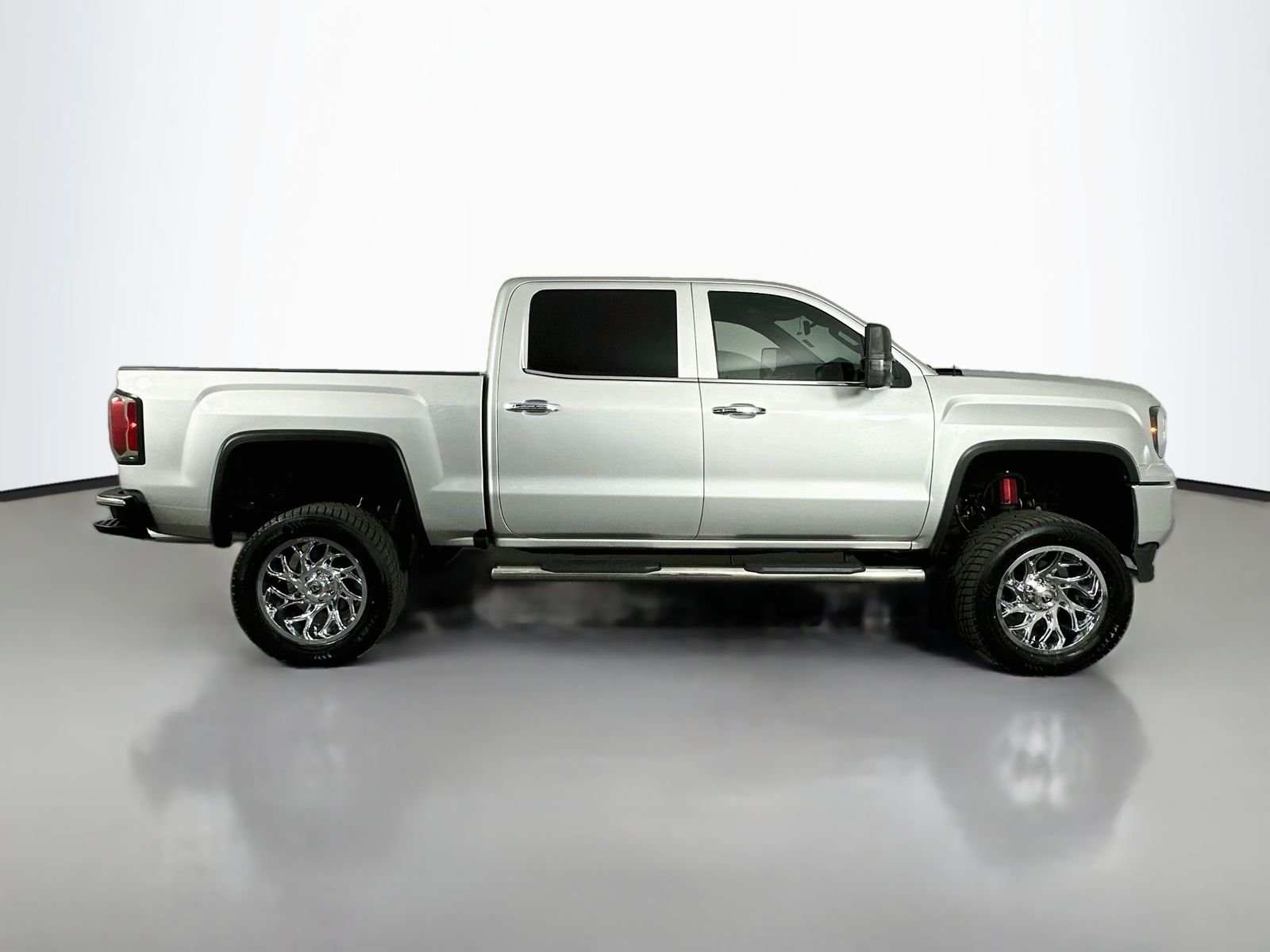 Used 2018 Quicksilver Metallic GMC SLT image 9