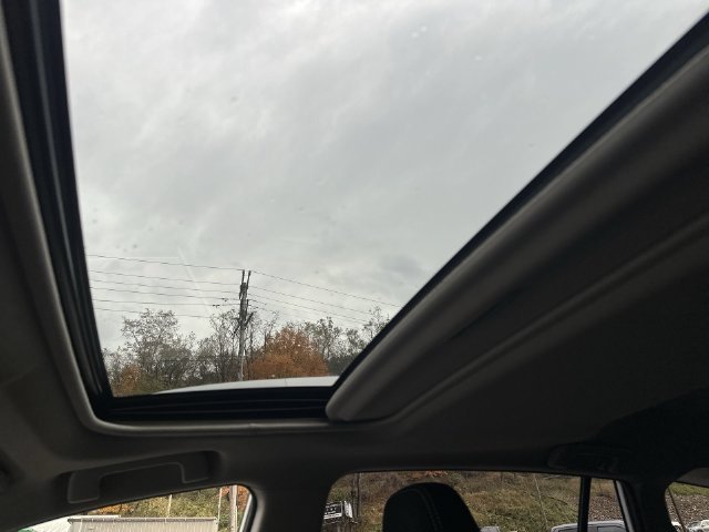 Used 2018 White Toyota XLE image 25