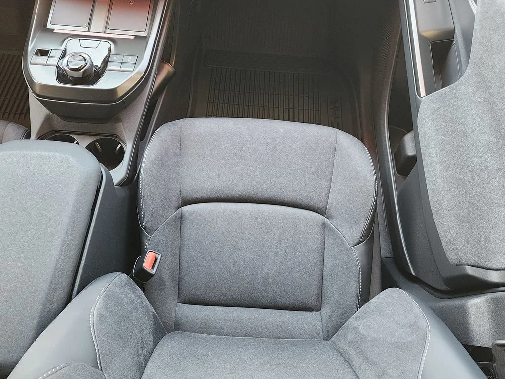 New 2026 Wind Chill Pearl with Midnight Black Metallic roof <sup>1</sup> Toyota  XSE image 9