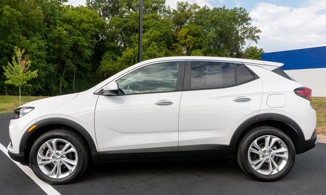 Used 2023 Summit White Buick Preferred image 9