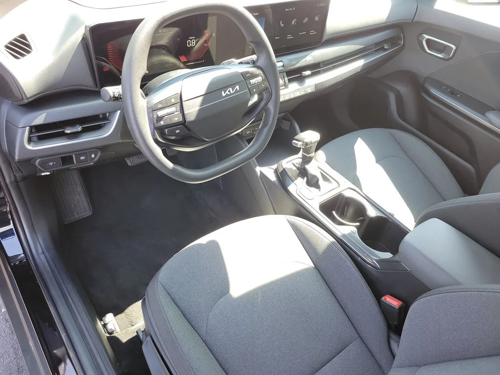 2025 Kia K4 LXS - Photo 18