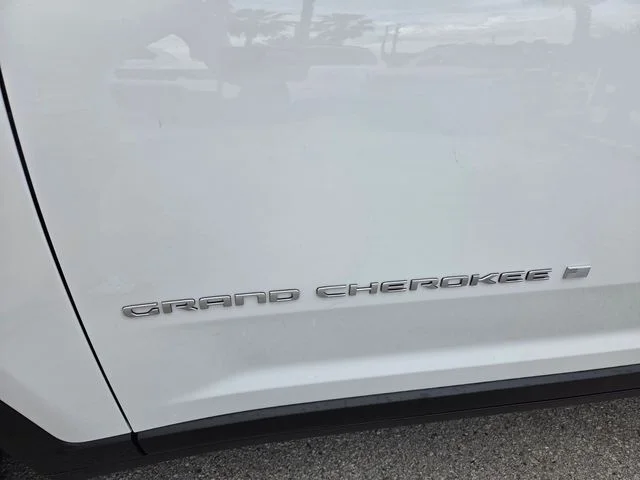 New 2026 Bright White Clear-Coat Exterior Paint Jeep Limited image 3