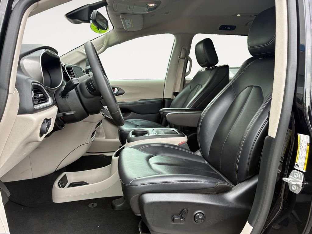 Used 2024 Black Chrysler Touring L image 9