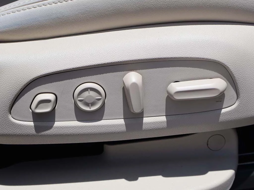 Used 2023 White Buick Premium Group image 38