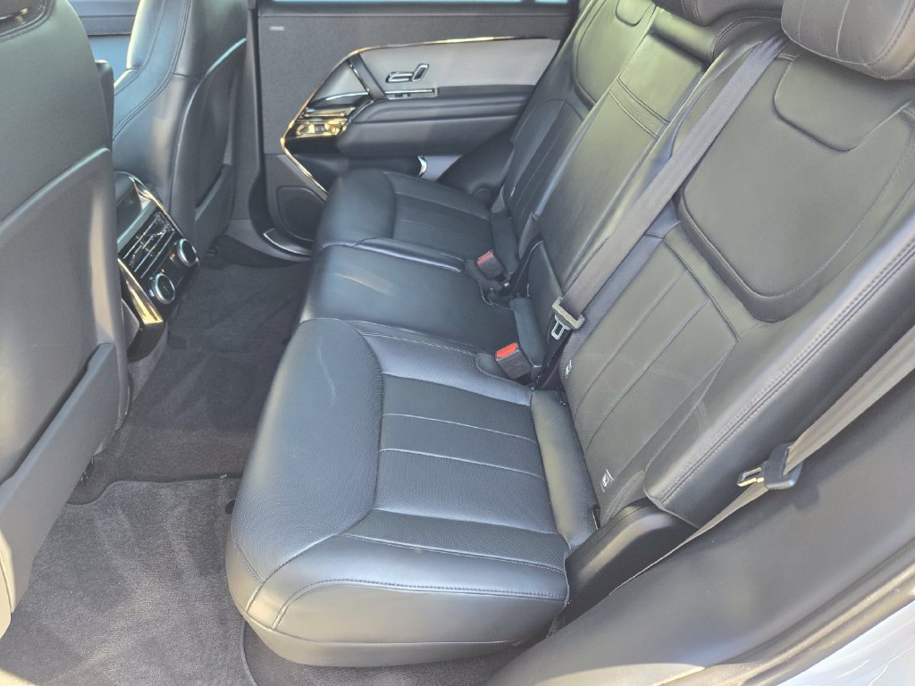 Used 2024  Land Rover Dynamic SE image 10
