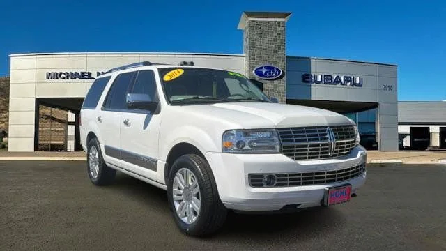 Used 2014 White Platinum Clearcoat Metallic Lincoln Base image 1