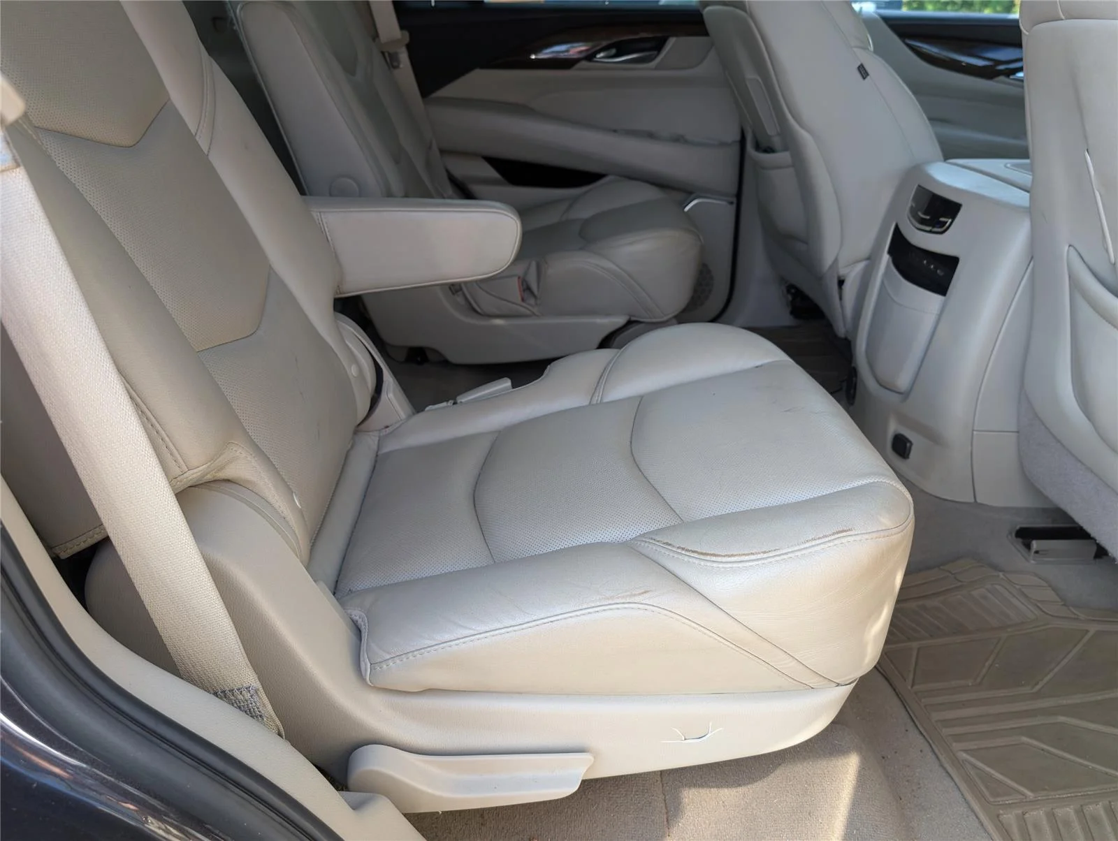 Used 2018 DARK GRANITE METALLIC Cadillac Luxury image 34