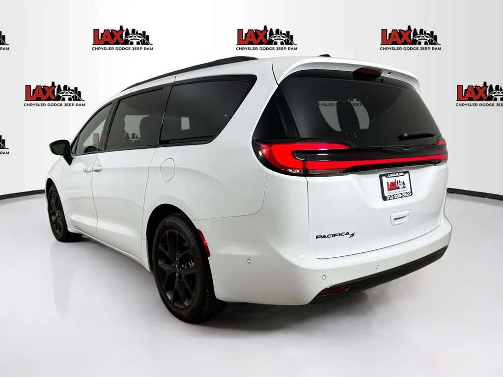 Used 2024 White Chrysler Touring L image 5