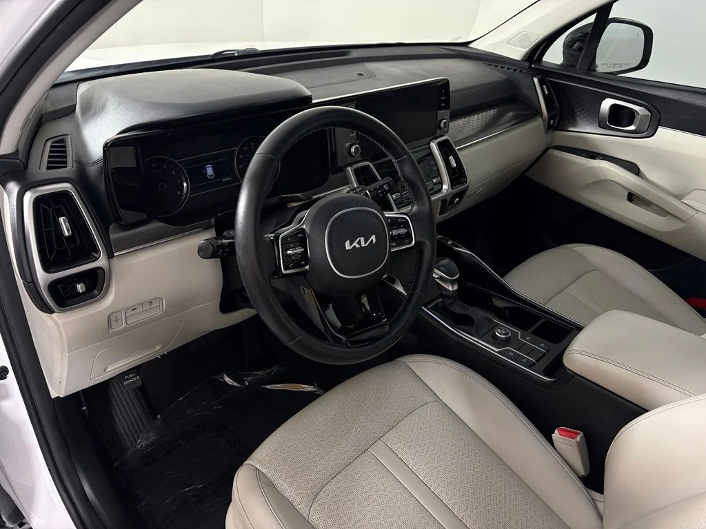 Used 2022 White Kia S image 17