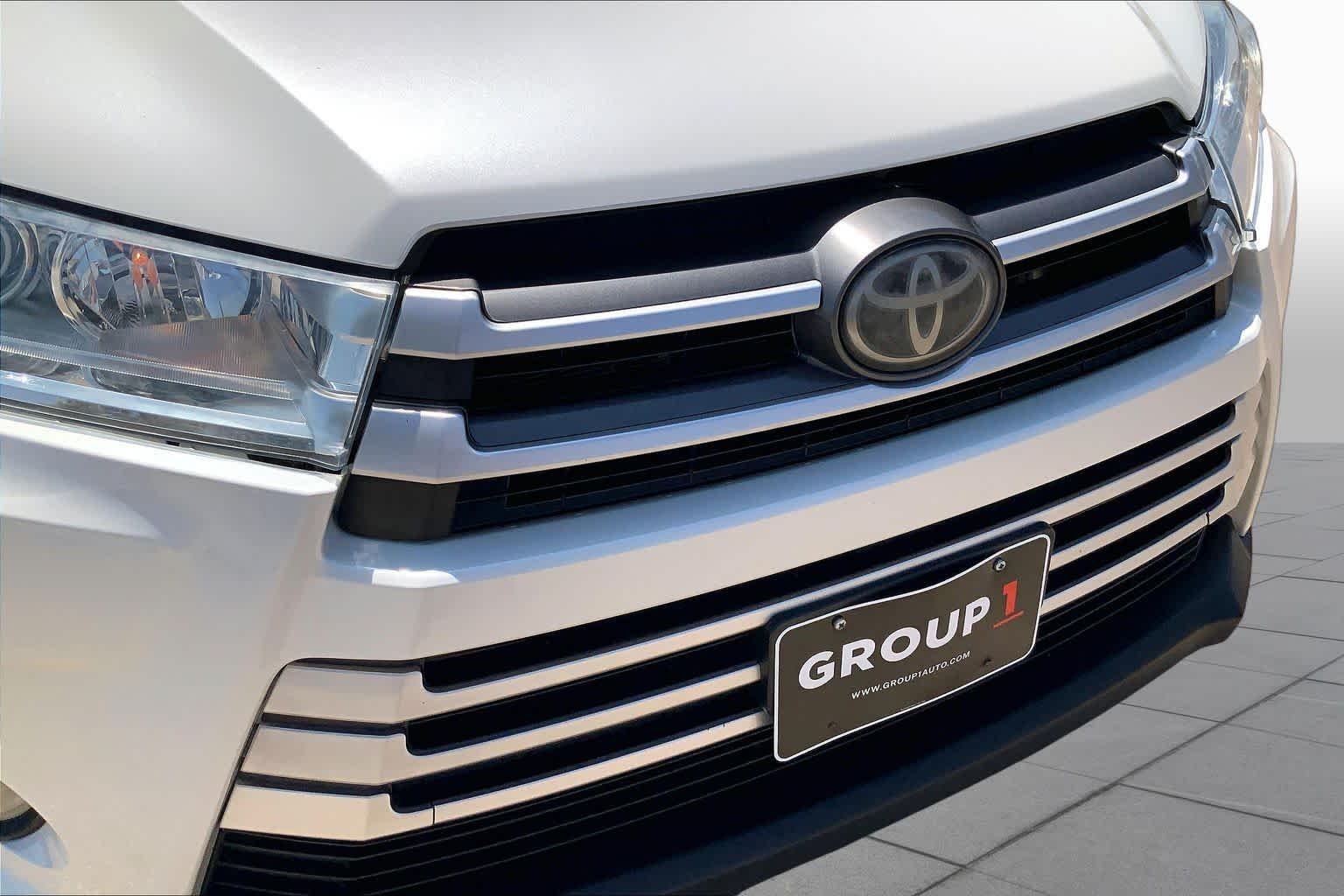 Used 2019 Blizzard Pearl Toyota XLE image 36