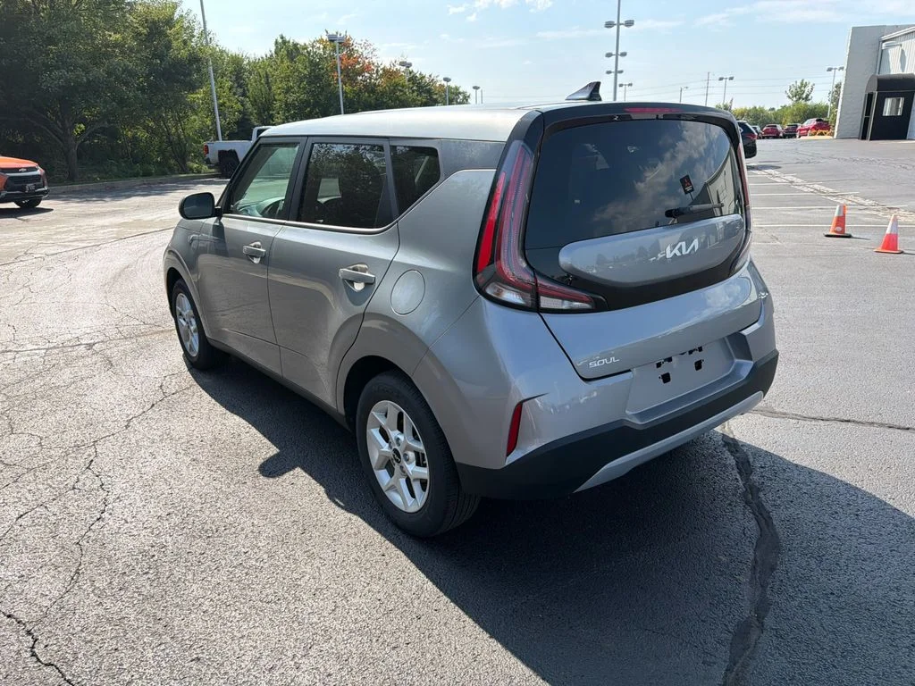 Used 2025  Kia LX image 5