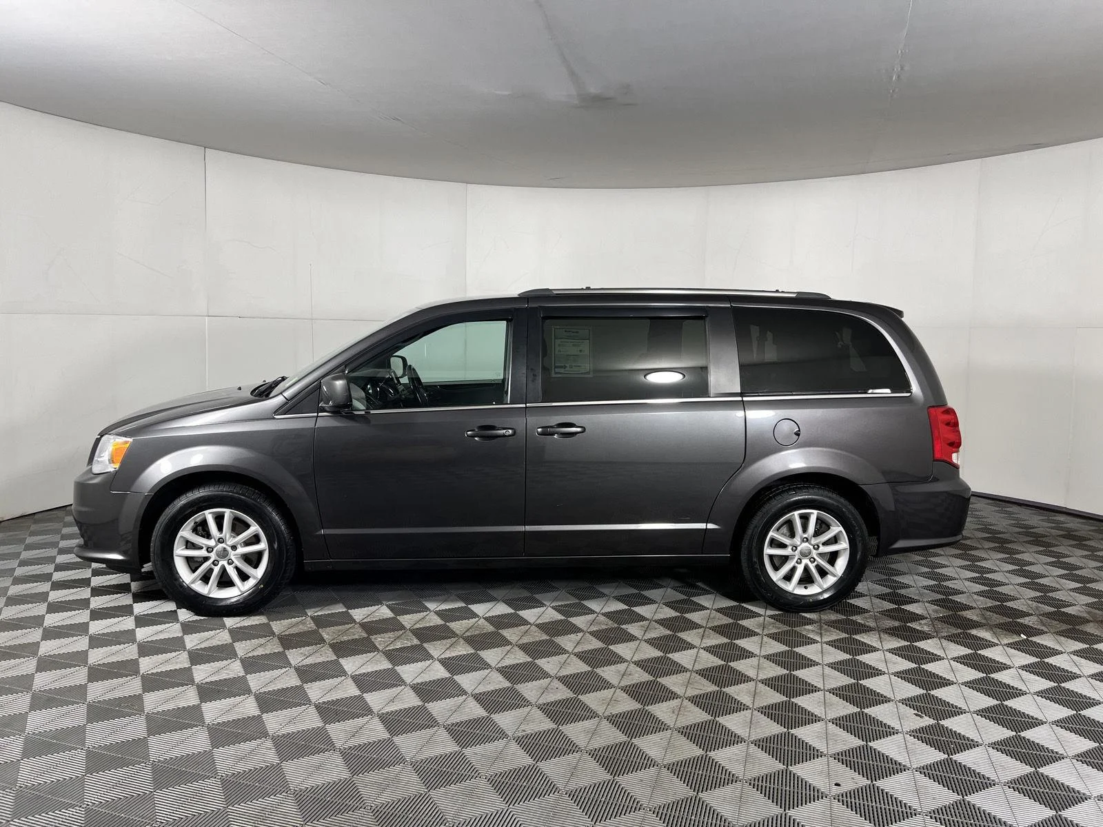 Used 2019 Granite Pearlcoat Dodge SXT image 6
