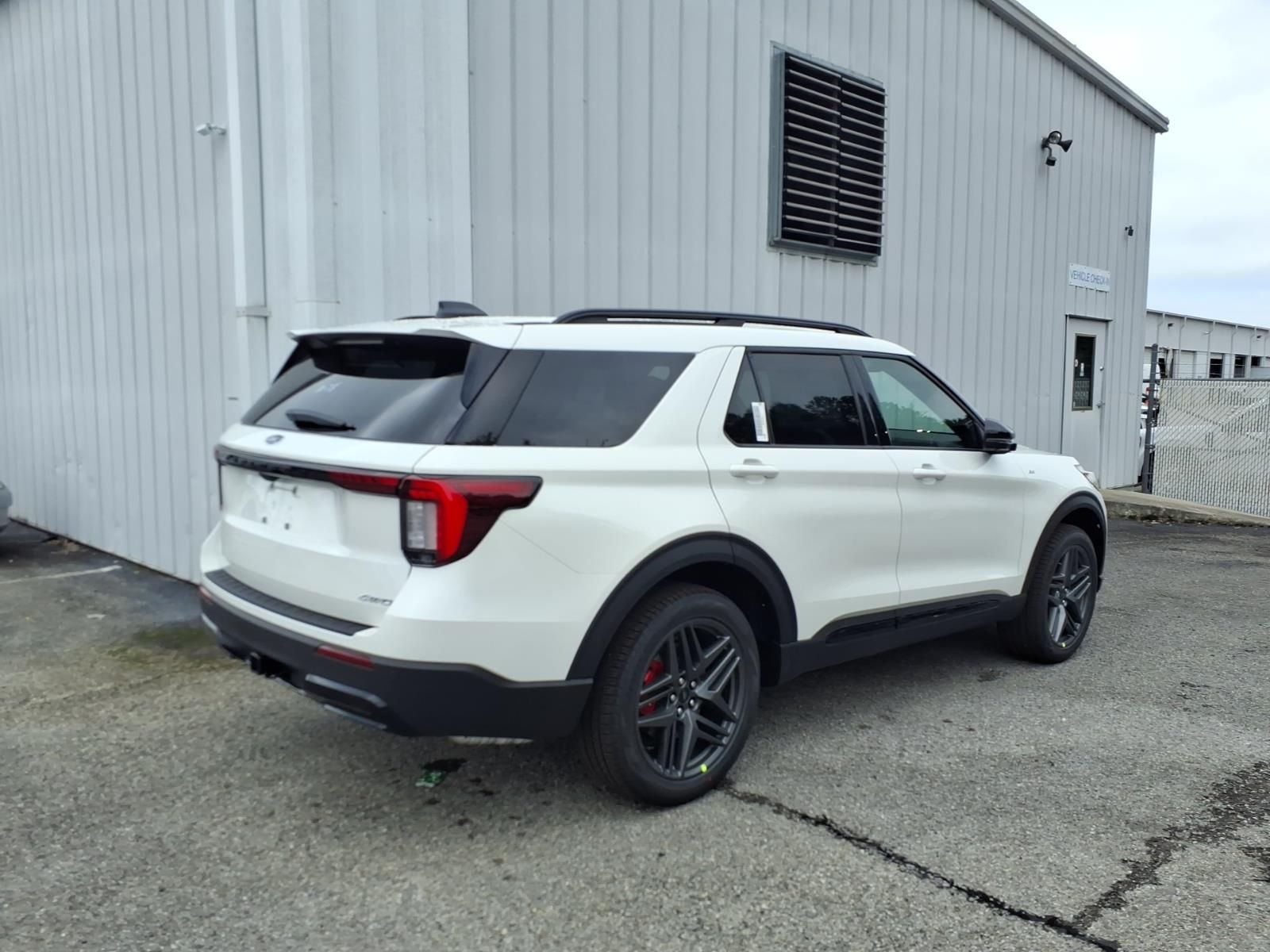 New 2026 Star White Metallic Tri-Coat Ford ST-Line image 7