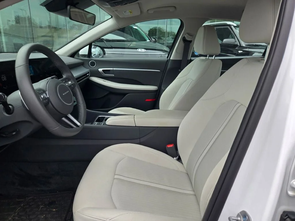 Used 2026 White Hyundai SEL Sport image 18
