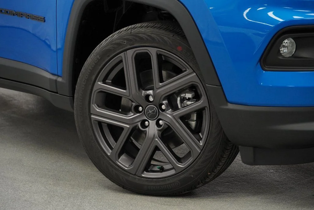 New 2026 Hydro Blue Pearlcoat Jeep Latitude image 4