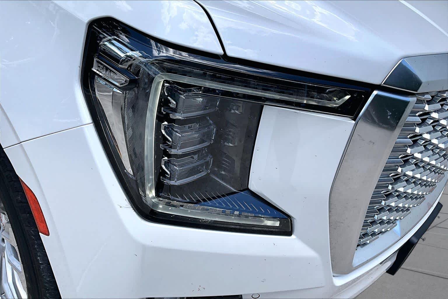 Used 2022 White Frost Tricoat GMC Denali image 26