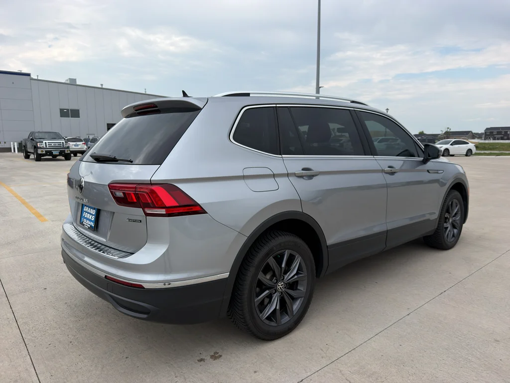 Used 2022 Pyrite Silver Metallic Volkswagen SE image 5