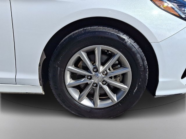 Used 2018 White Hyundai SE image 8