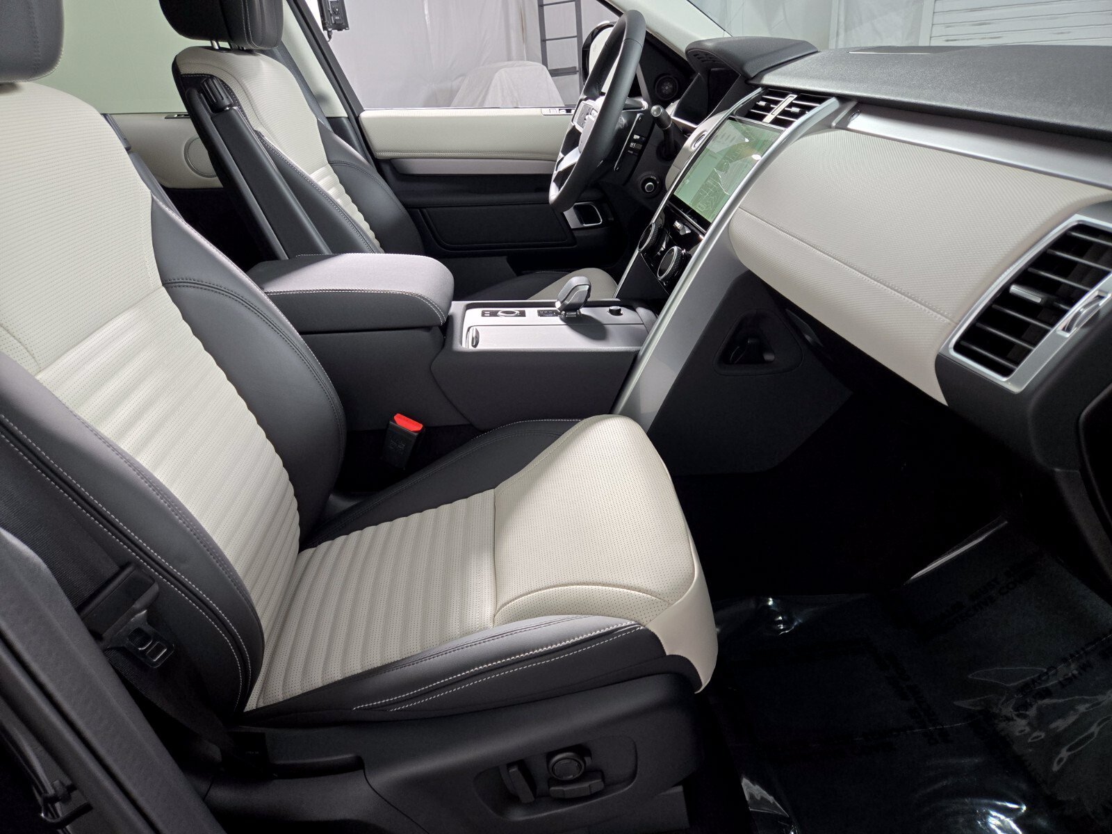 New 2026 Santorini Black Land Rover Dynamic SE image 3