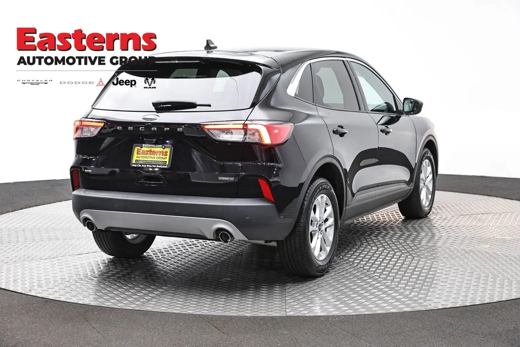 Used 2022 Black Ford SE image 5