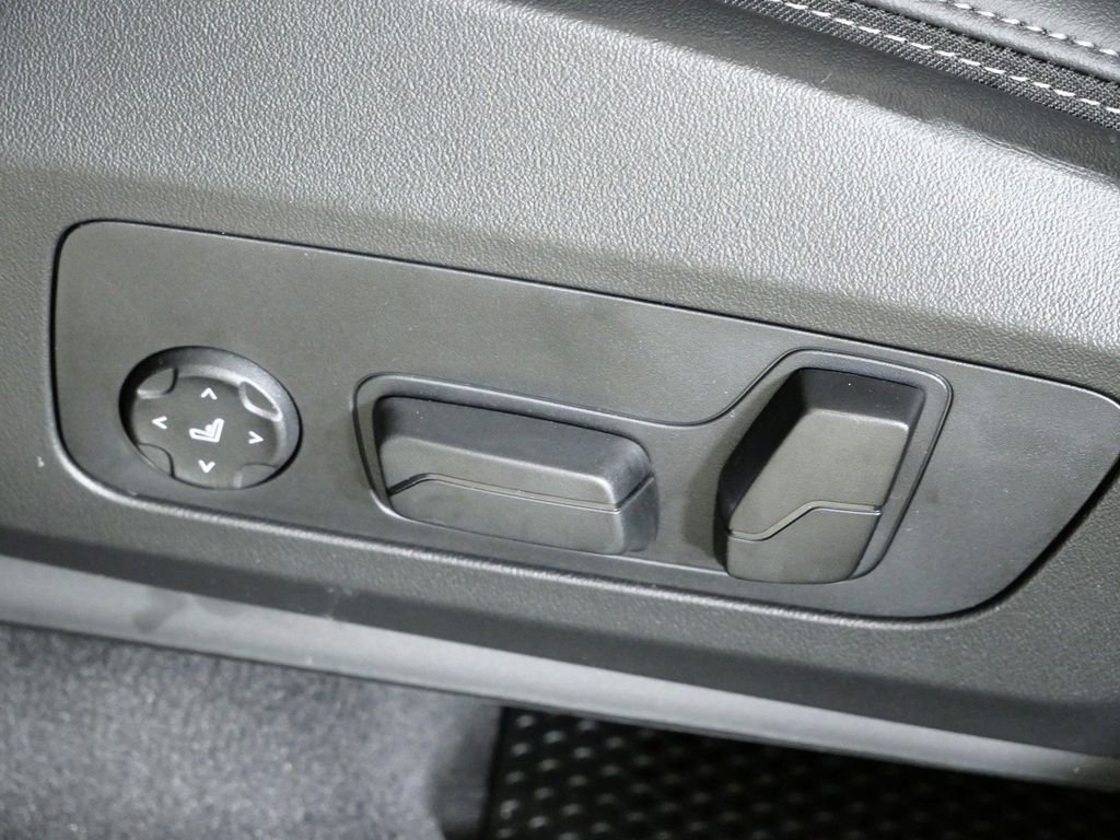 Used 2026 Jet Black BMW xDrive28i image 38