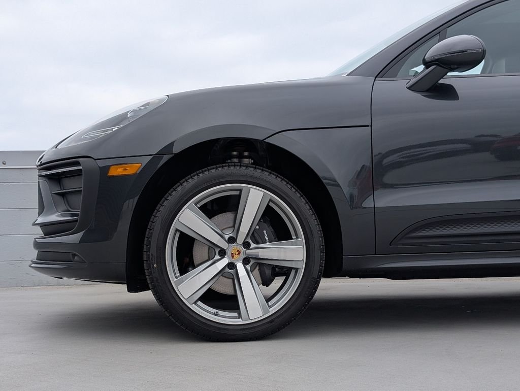 2026 Porsche Macan T - Photo 9