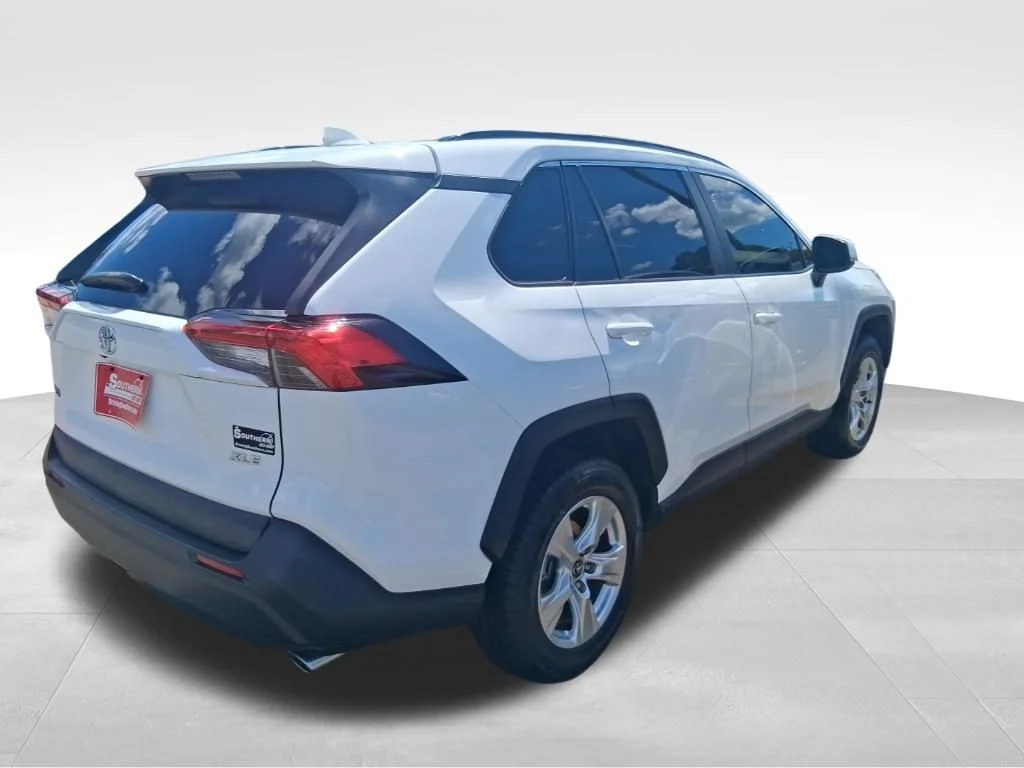 Used 2020 White Toyota XLE image 5