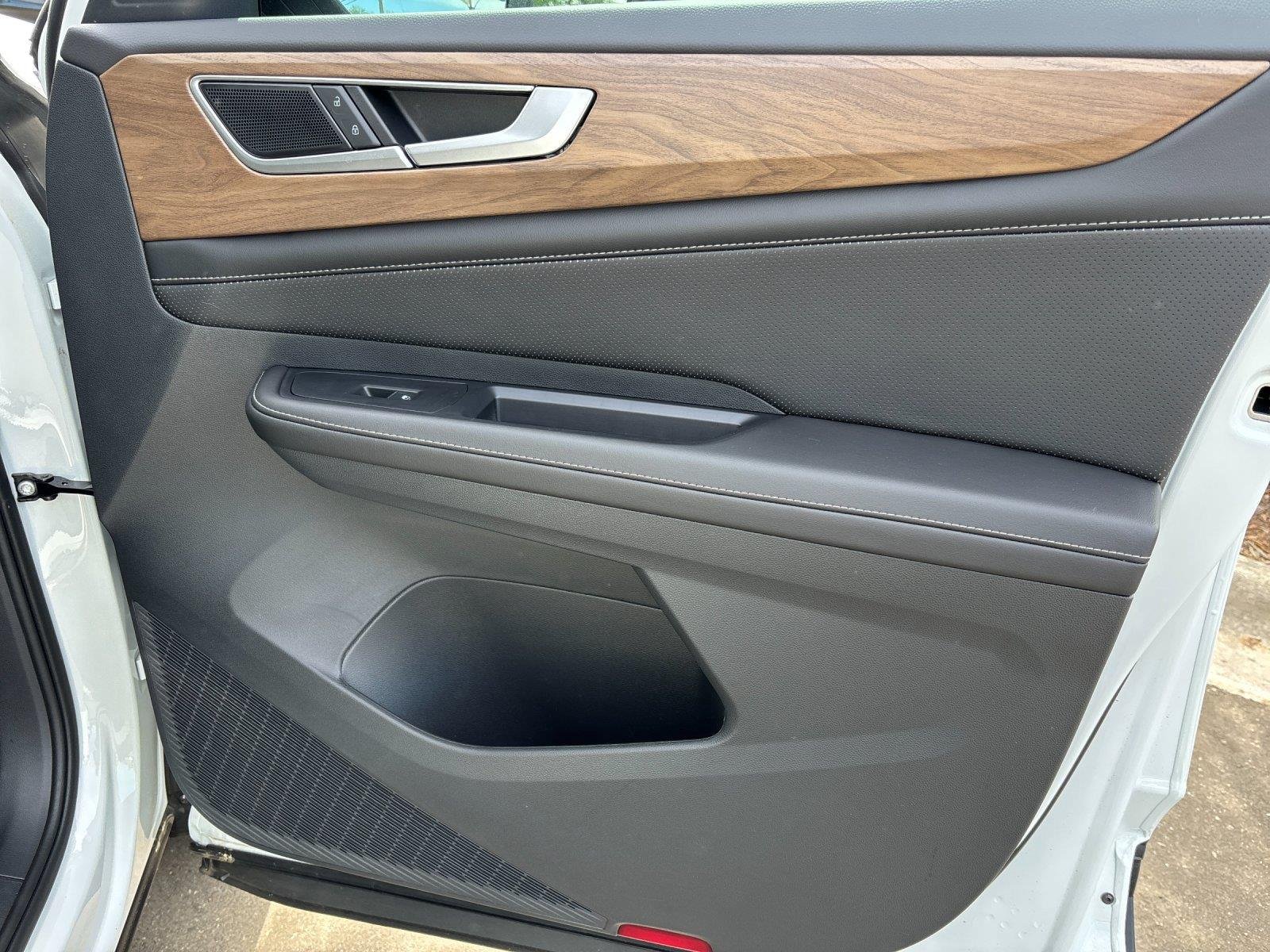 2025 Volkswagen Atlas SE w/Tech - Photo 39