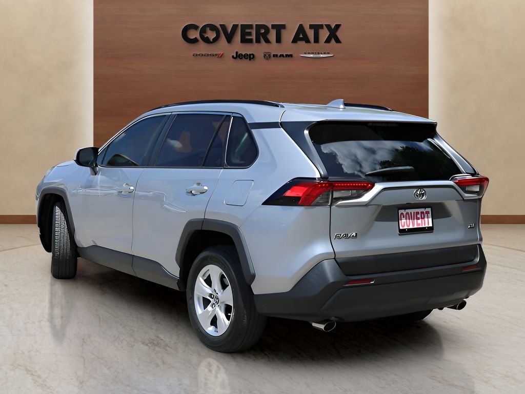 Used 2019 Silver Toyota XLE image 3