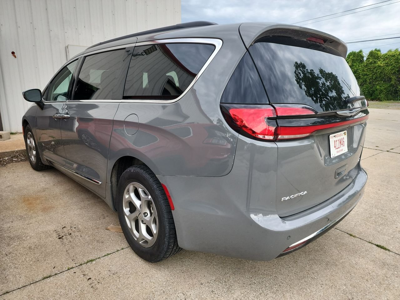 Used 2023 Ceramic Gray Clearcoat Chrysler Limited image 3