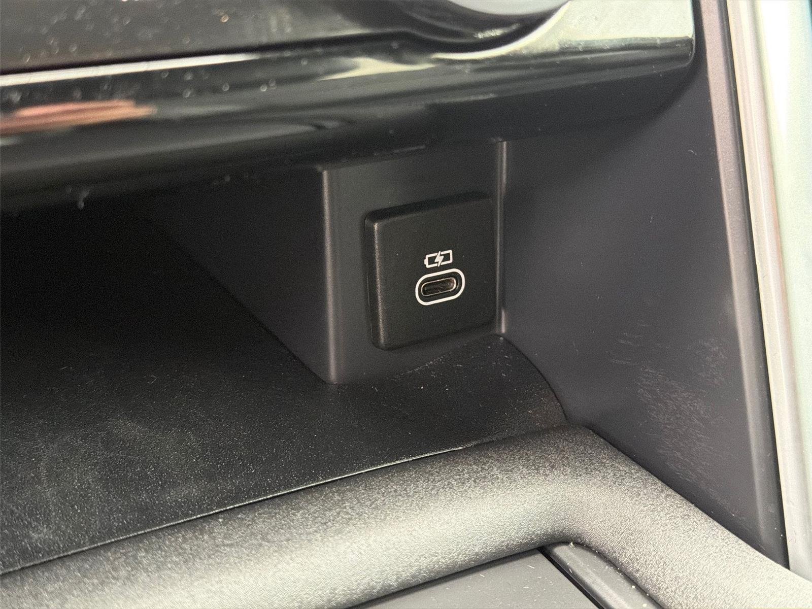 Used 2024 Fuji White Land Rover Dynamic SE image 19