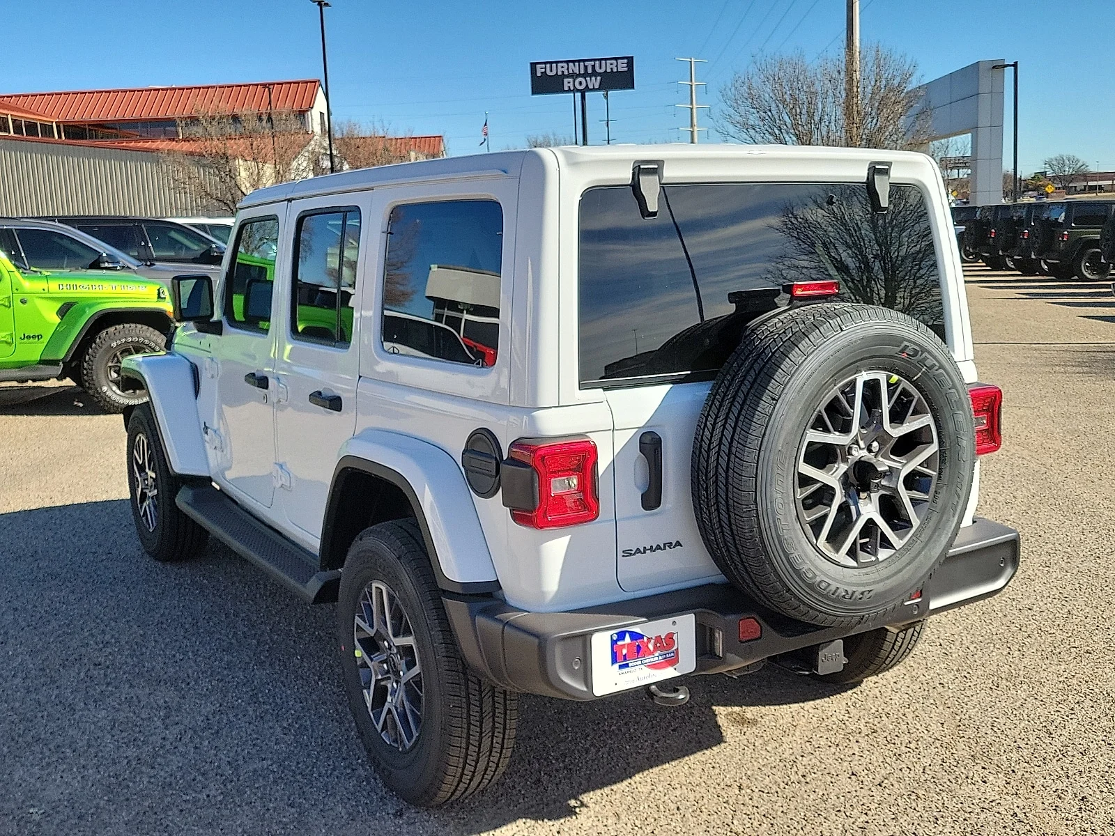 New 2026 PW7 Bright Whit Jeep 4-DOOR SAHARA image 3
