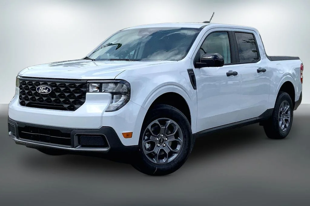 New 2026 Space White Metallic Ford XLT image 9