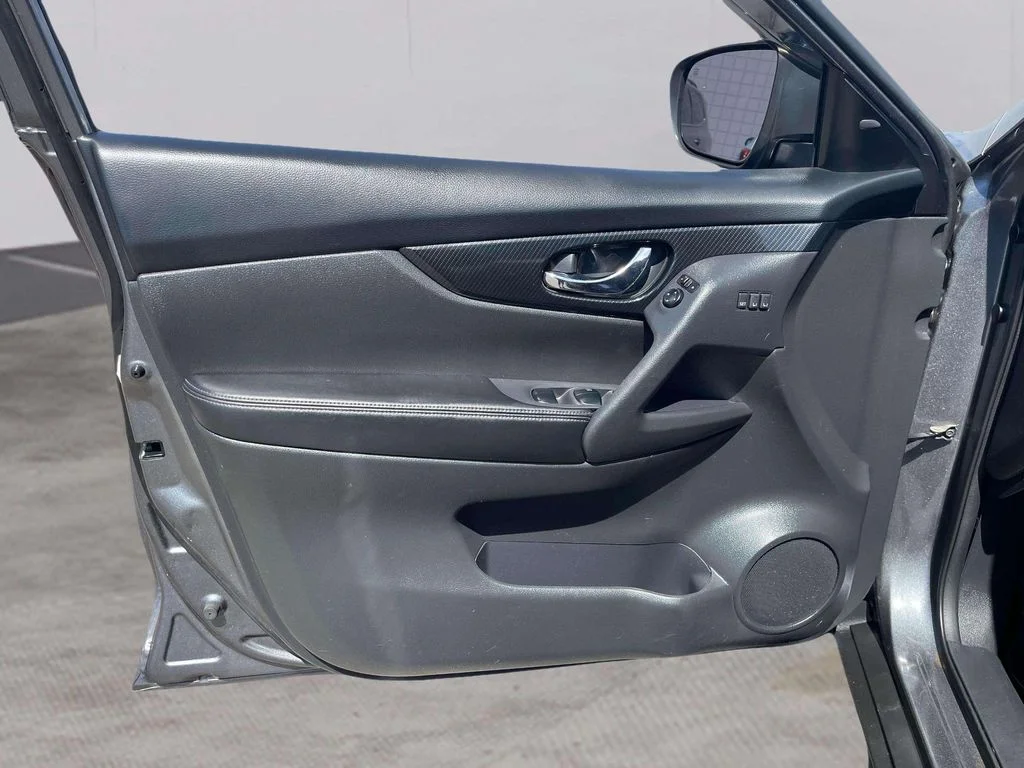 Used 2018 Gun Metallic Nissan SL image 20