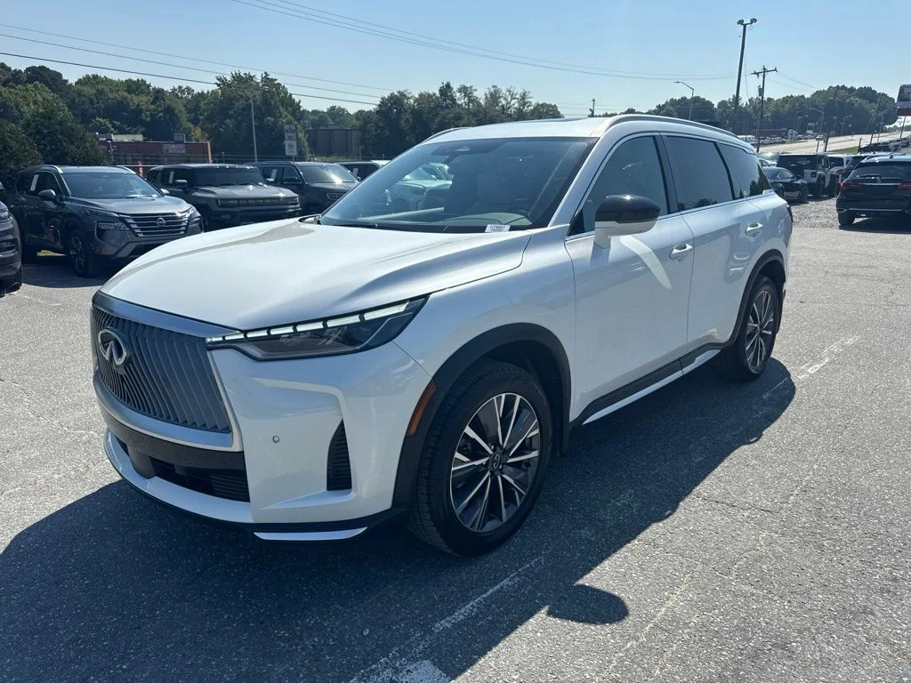 Used 2026 White INFINITI LUXE image 1